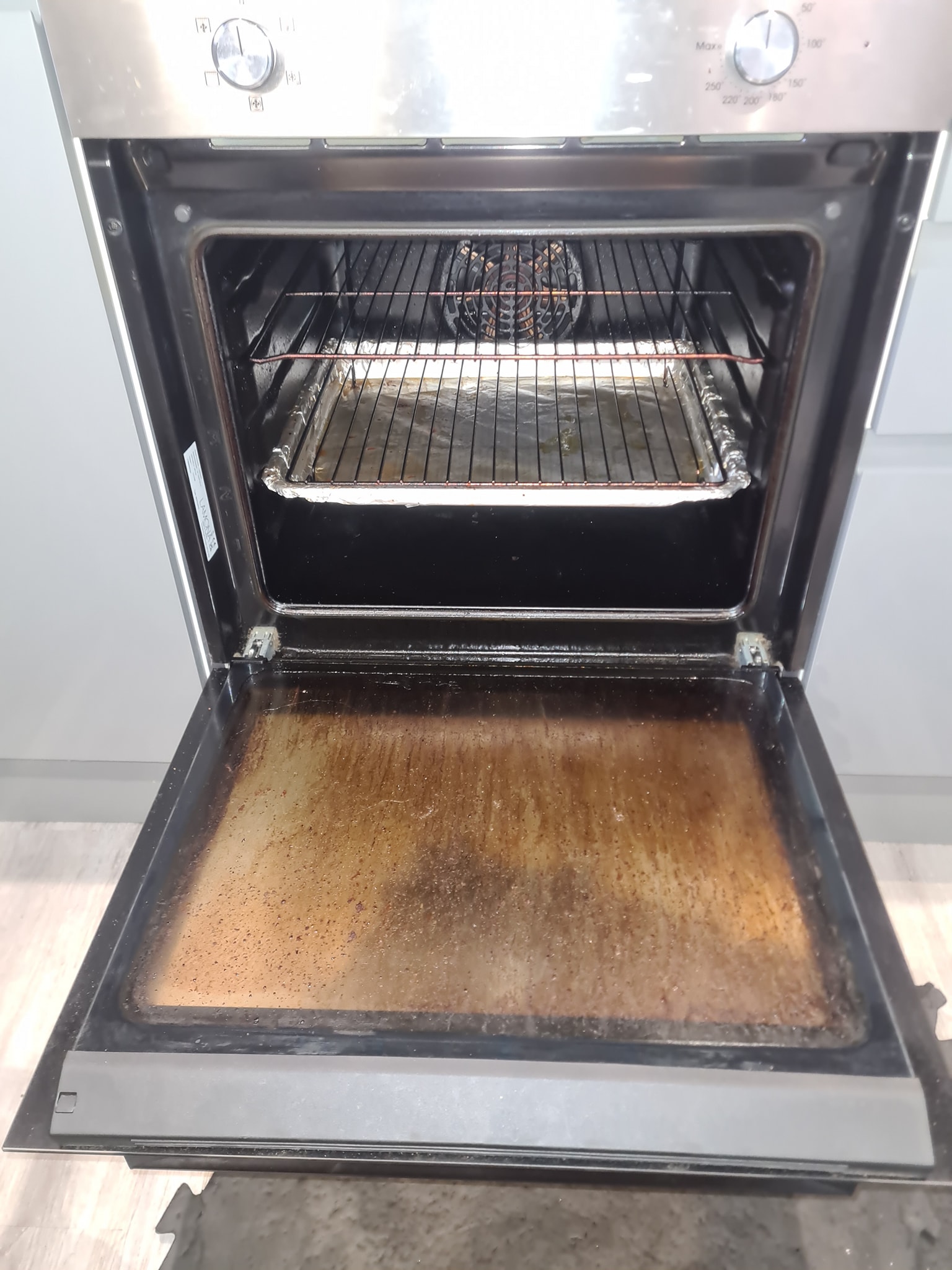 Dirty oven with grease build-up before cleaning